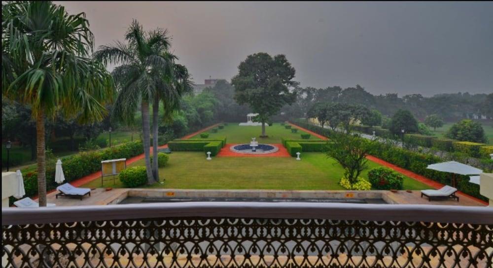 Taj Nadesar Palace Benares Buitenkant foto