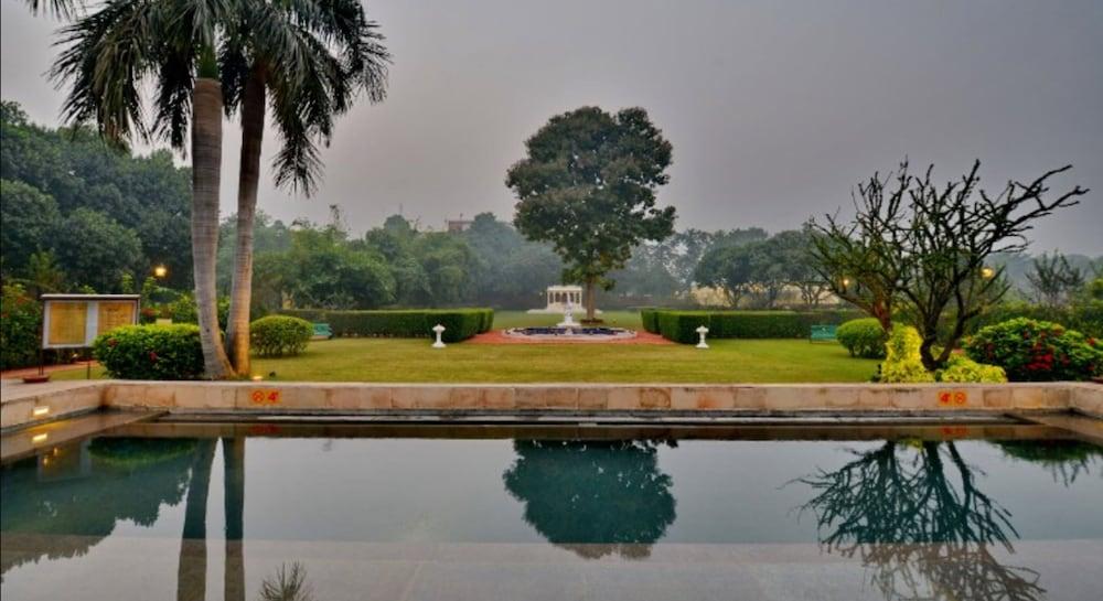 Taj Nadesar Palace Benares Buitenkant foto