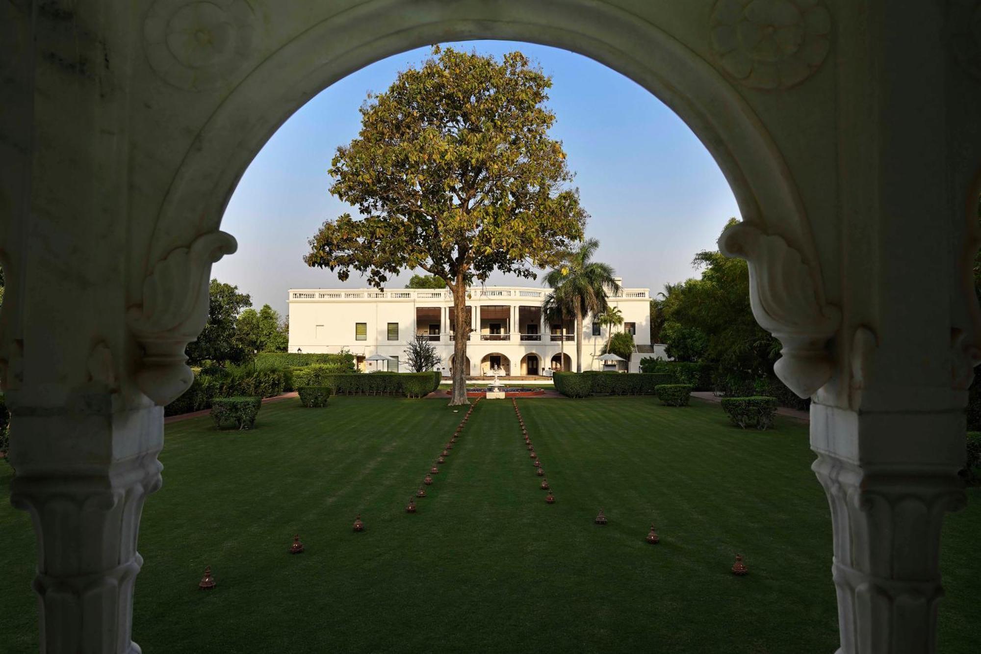 Taj Nadesar Palace Benares Buitenkant foto