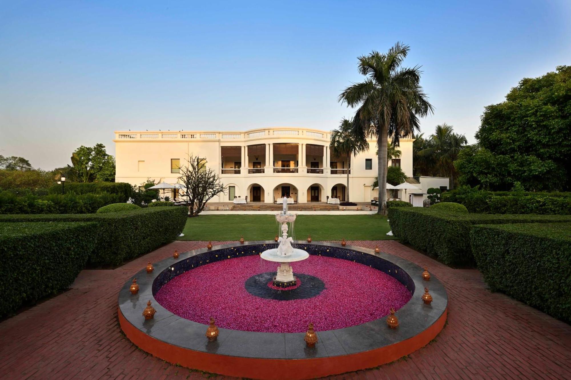 Taj Nadesar Palace Benares Buitenkant foto